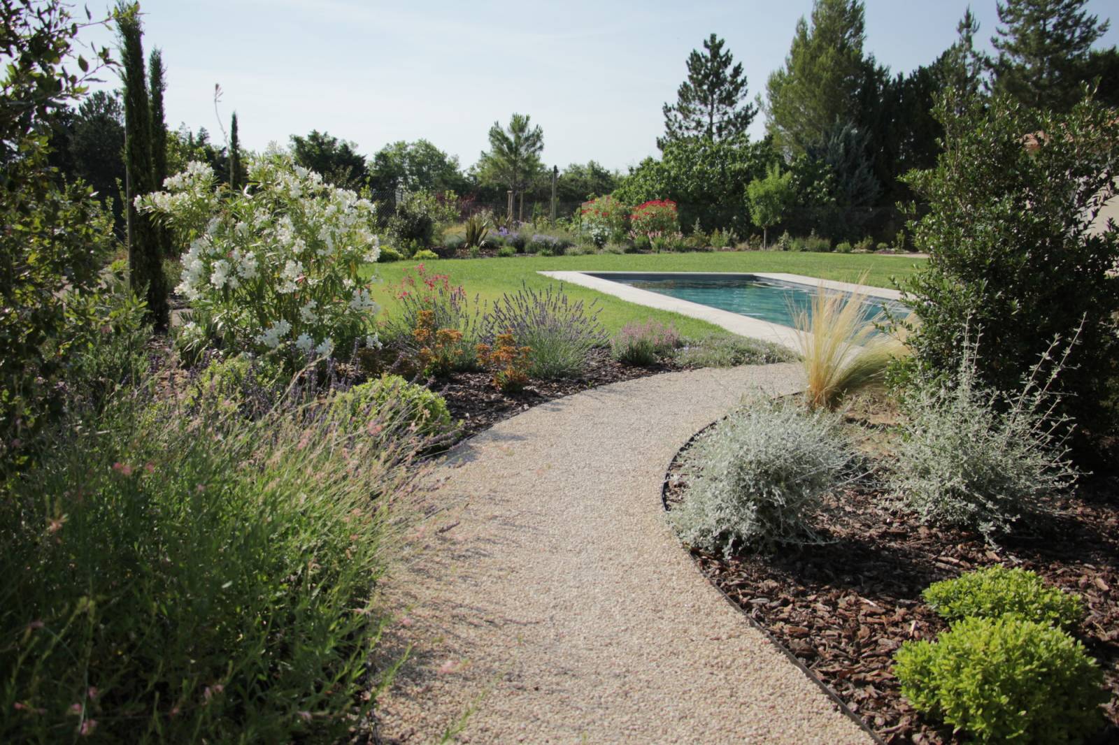 Création d'une allée dans un jardin en résine drainante à Puyricard