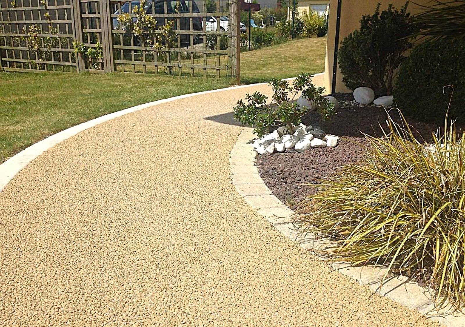 Image de l'aménagement d'une allée et cour privé en moquette de pierre par Daniel Moquet Aix-en-Provence 