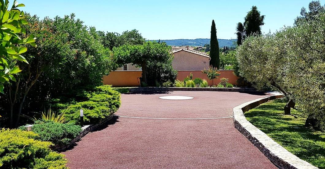 Aménagez une allée piétonne durable en Stardraine®, le bitume drainant idéal pour vos extérieurs modernes et perméables à Aix-en-Provence