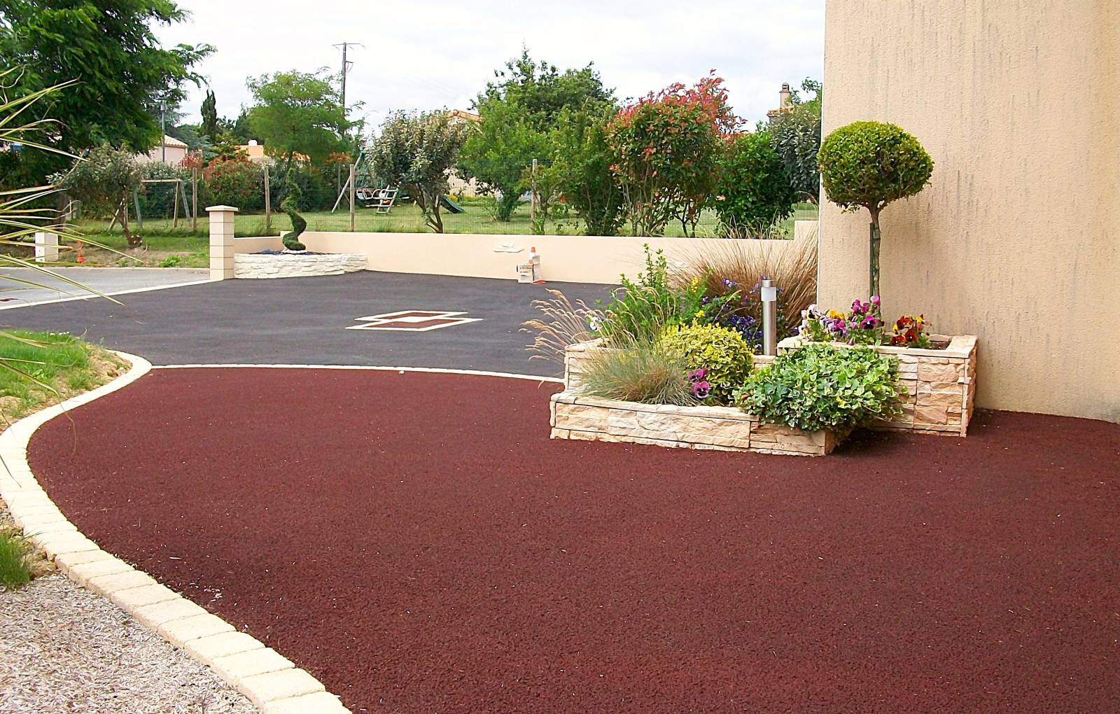 Aménagez une cour extérieure durable et esthétique en enrobé bitume drainant Stardraine à Aix‑en‑Provence avec Daniel Moquet