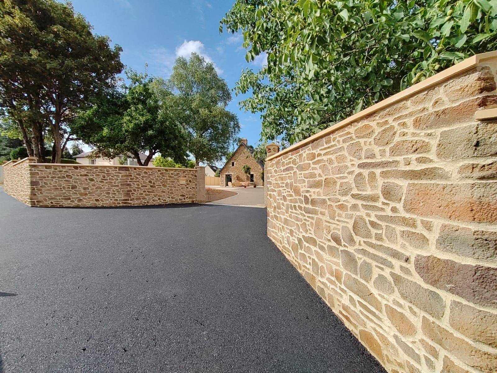 Allée carrossable aménager en enrobé noir à chaud, asphalte, goudron,bitume pour un accès voiture optimal et un stationnement facilité par Daniel Moquet Aix-en-Provence