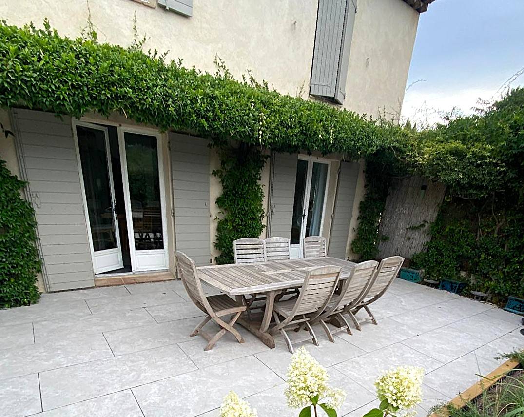 Réalisation d’une terrasse en grès cérame gris pour sublimer une maison de village par Daniel Moquet Aix-en-Provence à Venelles