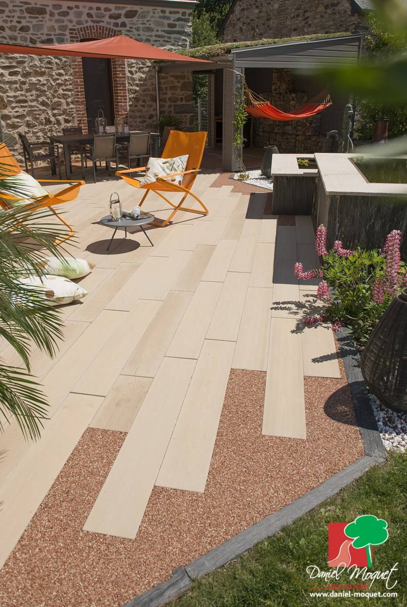 Aménagement d'une terrasse bohème en béton effet bois par Daniel Moquet Aix-en-Provence