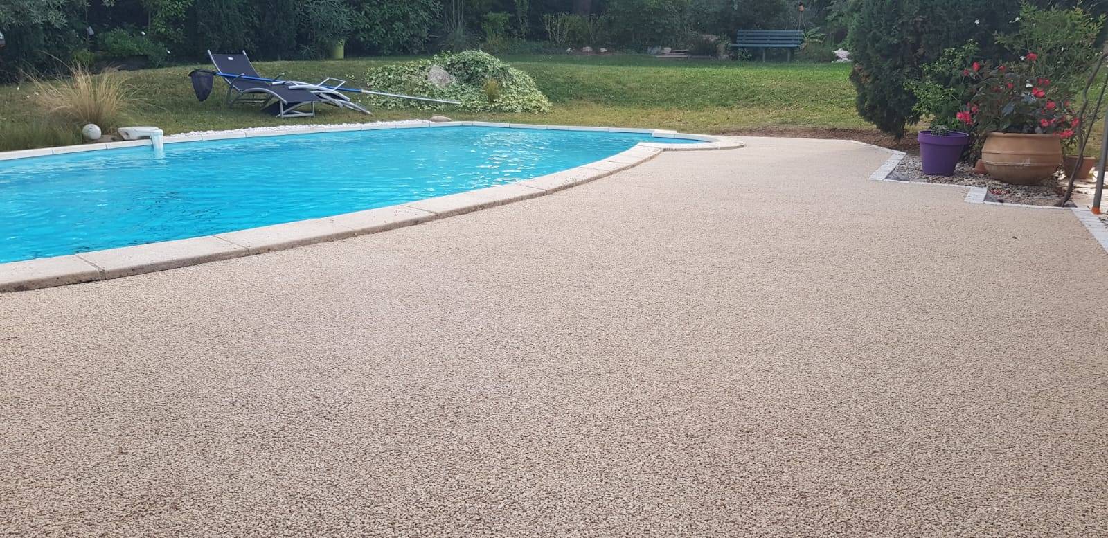 Terrasse en béton désactivé à Cabriès 13480, Bouches-du-Rhône : surface texturée et pose artisanale – 2026