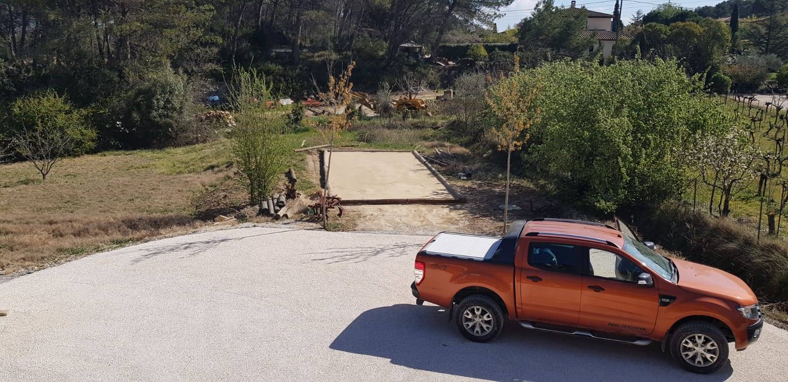 Réalisation d'un terrain de pétanque sur mesure et allée carrossable en gravier stabilisé par Daniel Moquet Aix-en-Provence