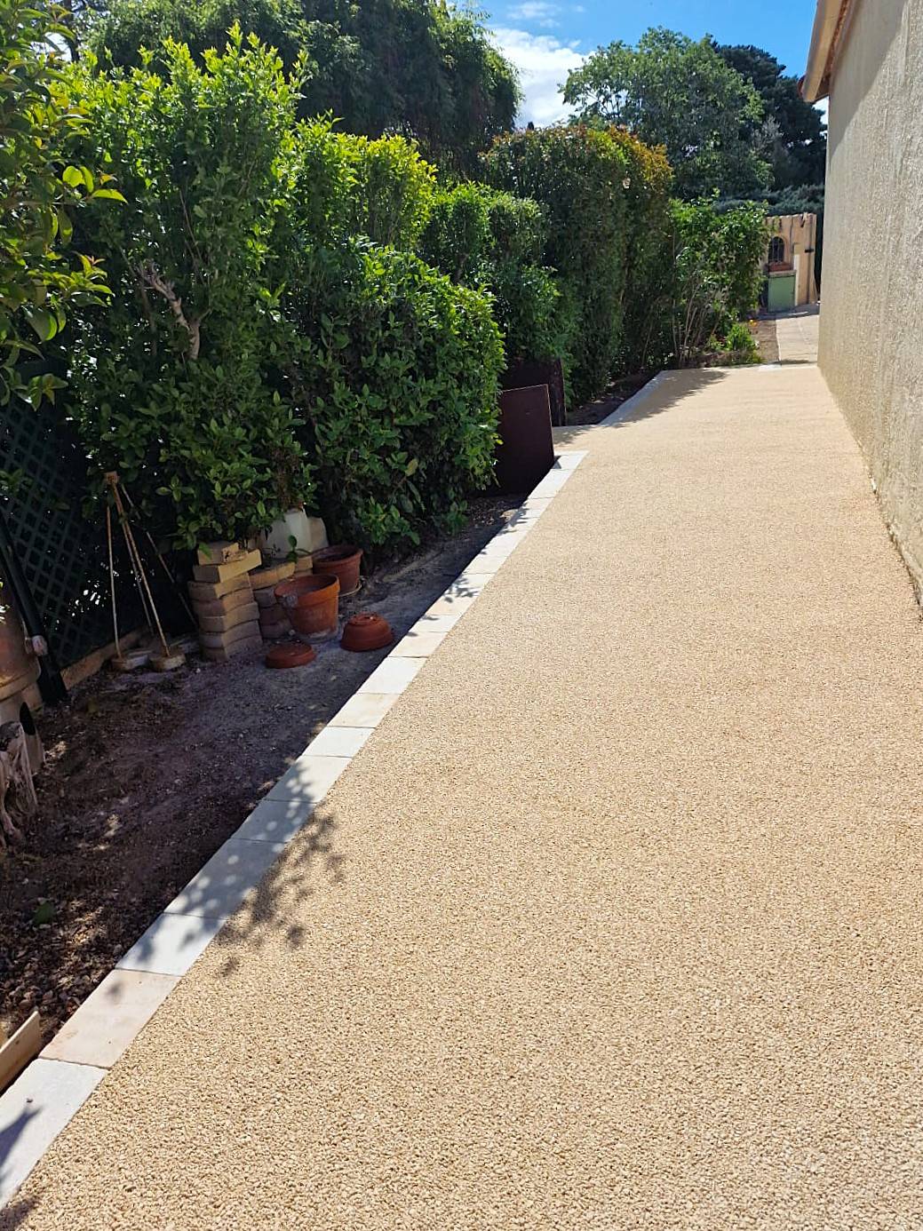 Photo d'une allée piétonne en resine naturel, gravier aggloméré, moquette de pierre, Mineralstar par Daniel Moquet Aix-en-Provence