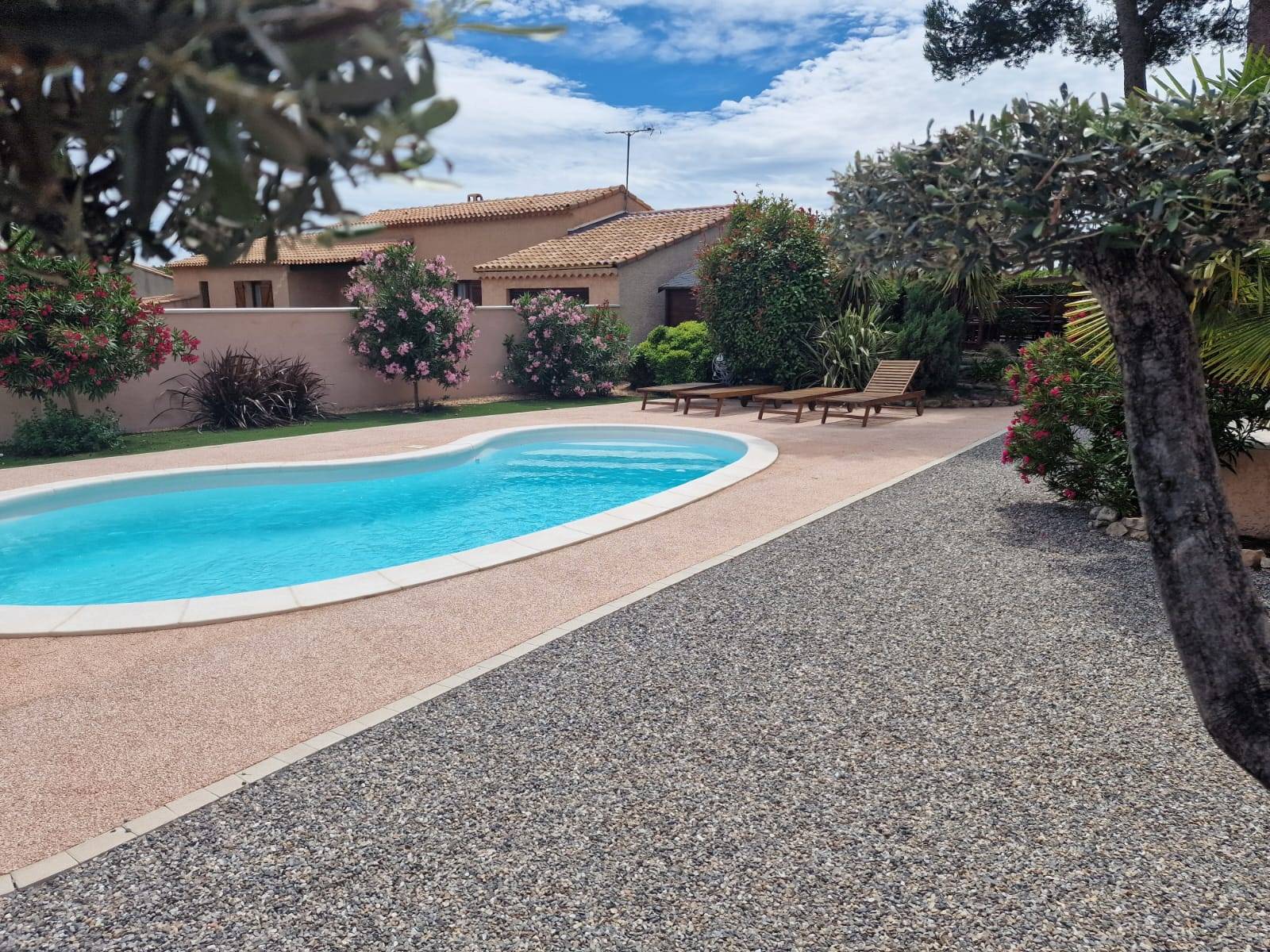 Réalisation d'un tour de piscine en résine naturel et drainante ou moquette de pierre beige par Daniel Moquet Aix-en-Provence à Eguilles