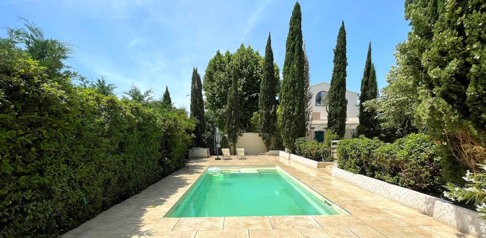Aménagement extérieur d'un tour de piscine et terrasse en dalles grès cérame par Daniel Moquet Aix-en-Provence à Venelles