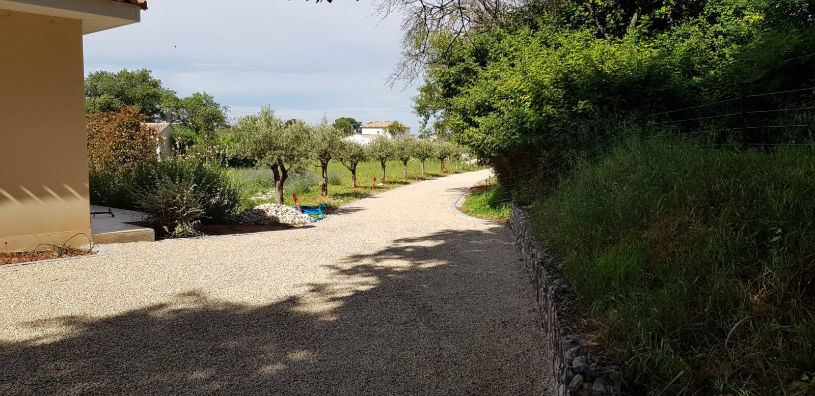Photo réalisation de l'aménagement exterieur d'un allée carrossable en gravier stabilisé alvéostar par Daniel Moquet Aix-en-Provence à Venelles