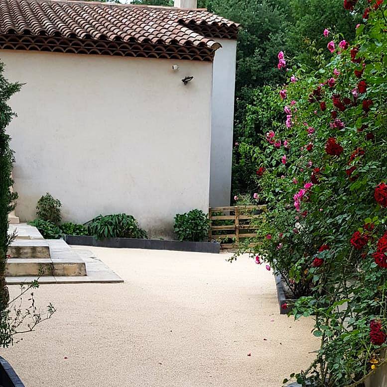Aménagez une cour élégante en résine naturelle beige Mineralstar® avec accès et escalier d’entrée à Aix-en-Provence