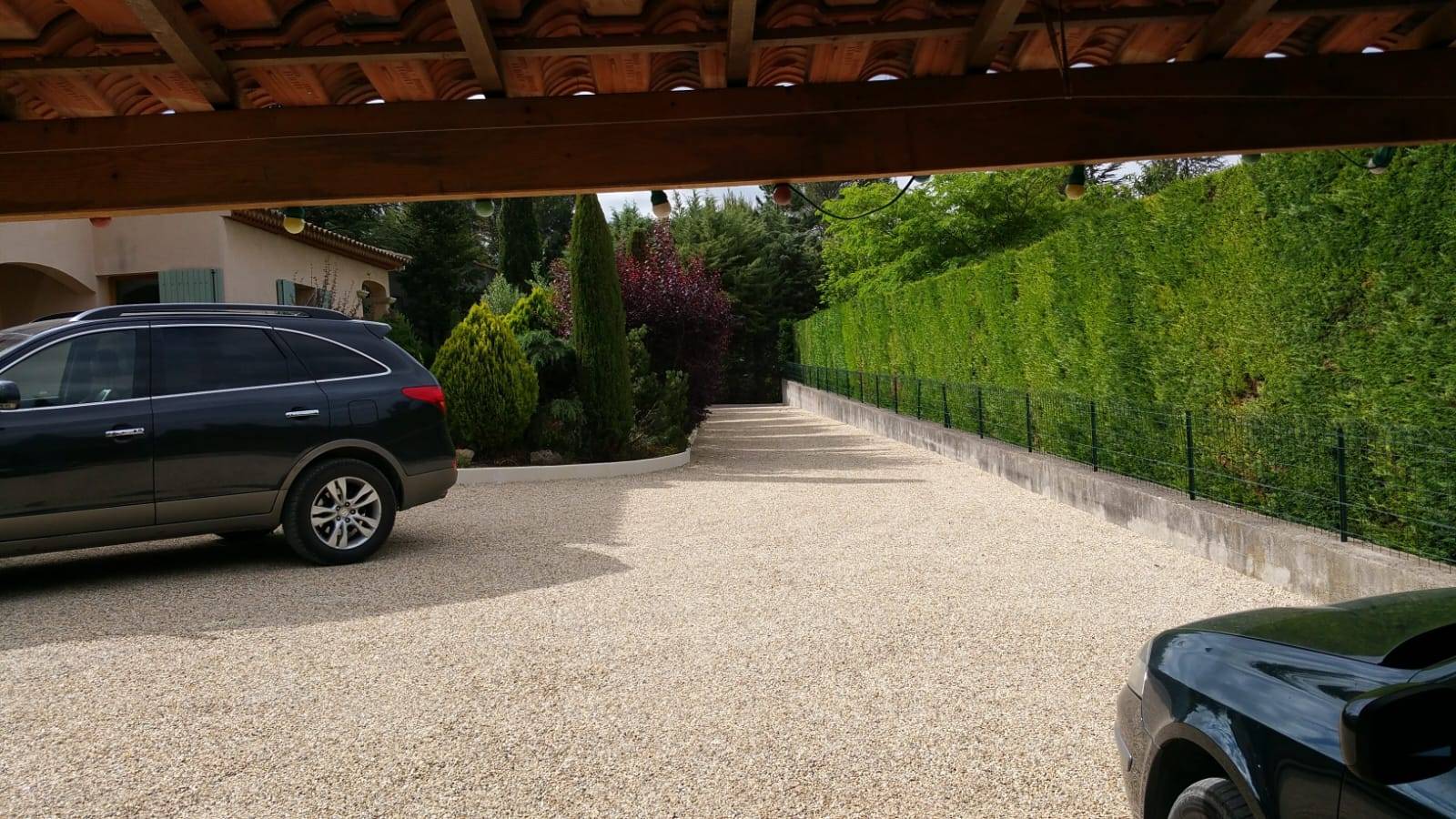 Aménagez votre cour en gravier stabilisé avec bordures pavées grâce à Alvéostar®, la solution durable et esthétique à Aix-en-Provence