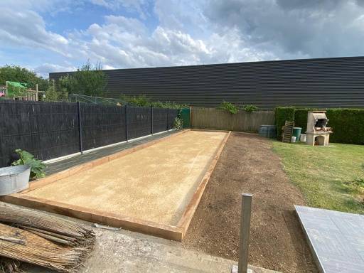 Aménagement exterieur d'un terrain de petanque dans la nature par Daniel Moquet Aix-en-Provence à Eguilles