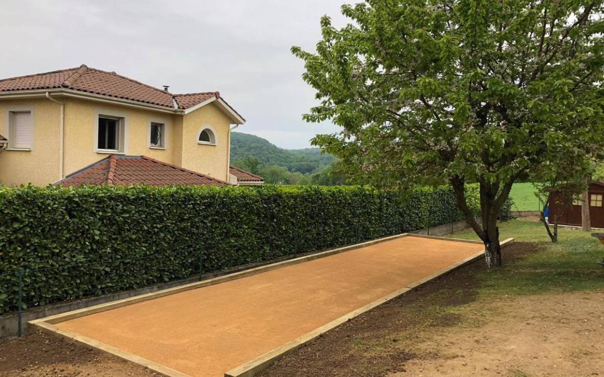Aménagement d'un terrain de pétanque sur mesure et personnalisé avec sable stabilisé et poutre en bois naturel par Daniel Moquet Aix-en-Provence 