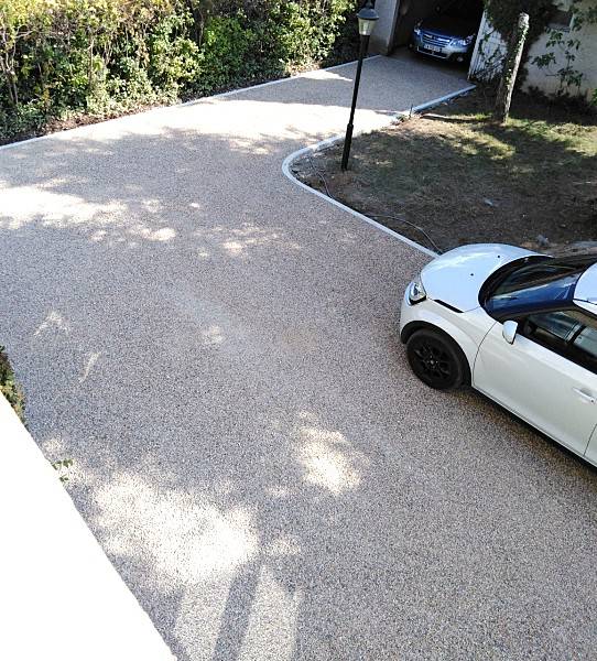 Cour carrossable beige en Alvéostar® pour un style provençal authentique à Aix-en-Provence