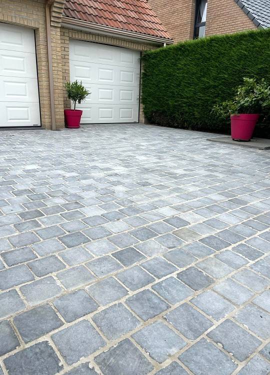 Réalisation d'une allée carrossable et aire de stationnement en pavé LaCouture®  vieilli 