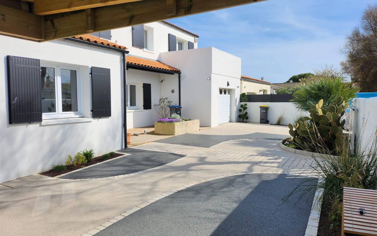 Cour carrossable durable avec le béton désactivé décoratif, robuste et esthétique à Aix-en-Provence