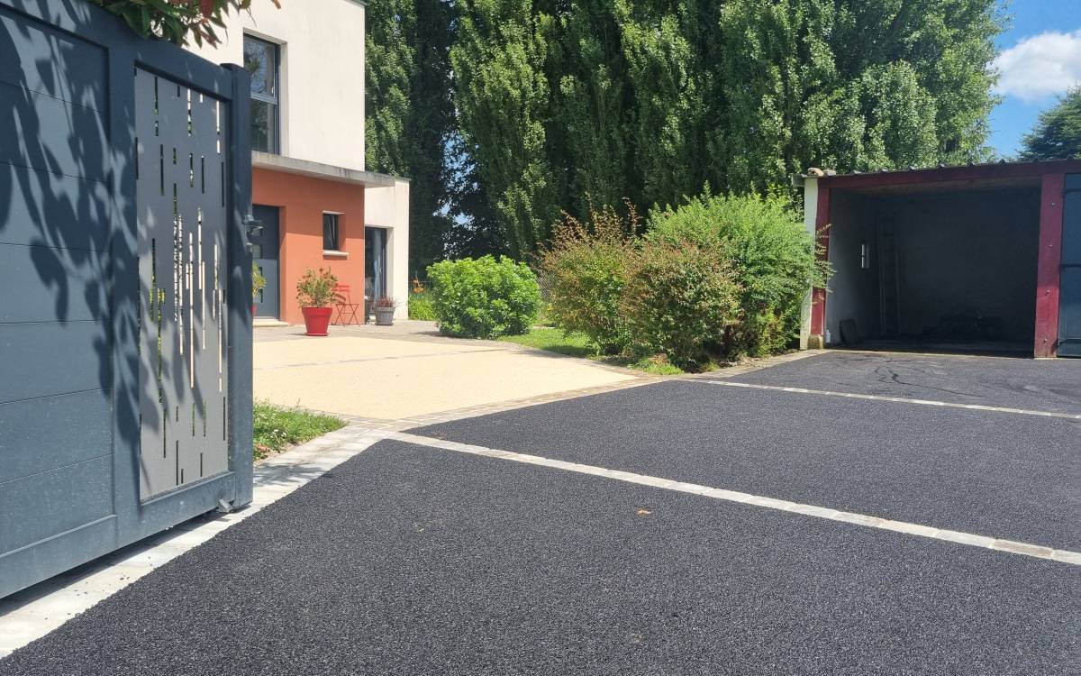 Une cour perméable et moderne avec l'enrobé à chaud et caniveau à Aix-en-Provence