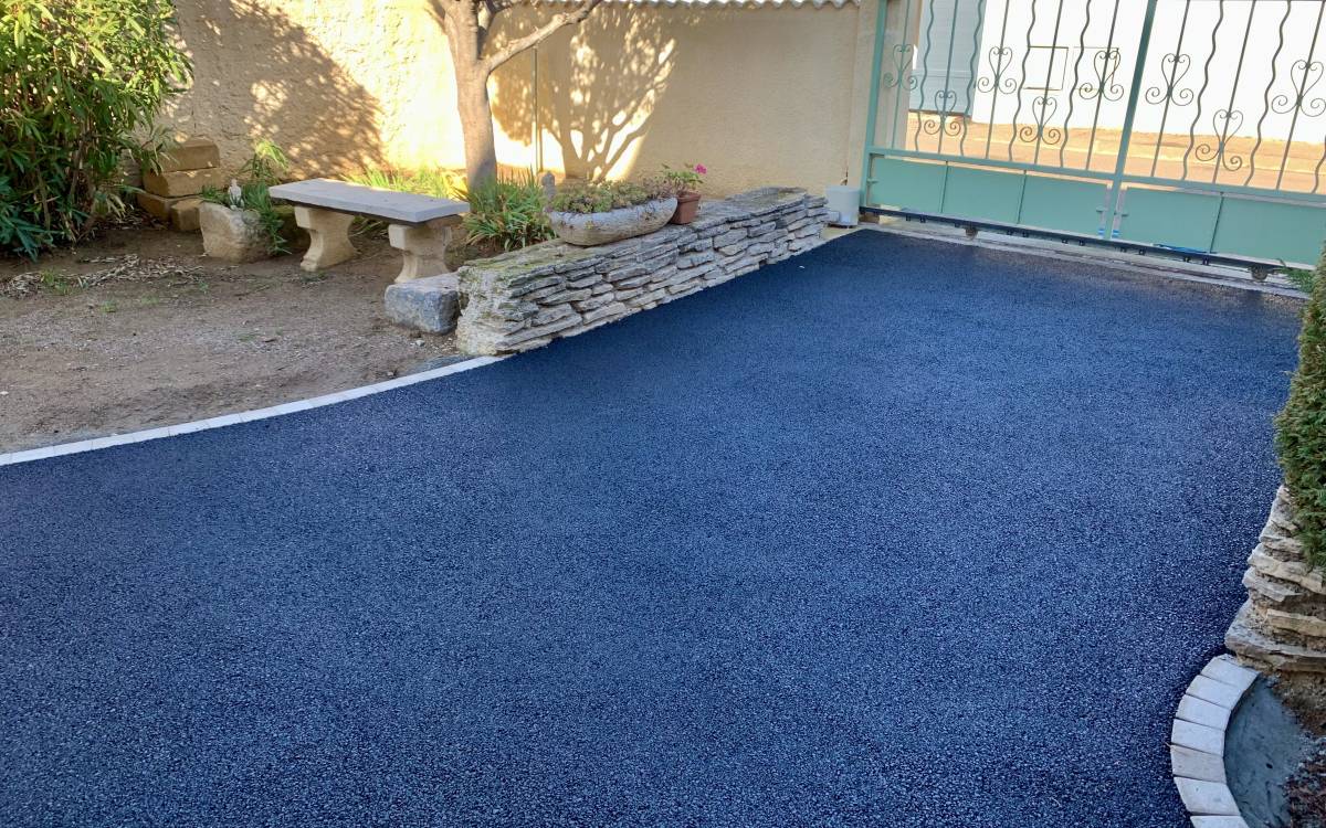Une allée carrossable pratique et économique en enrobé noir, résistante aux passages répétés à Aix-en-Provence