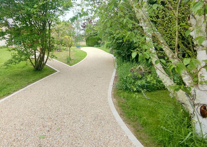 Optez pour une allée piétonne écologique et durable avec Alvéostar®, le gravier stabilisé drainant à Aix-en-Provence