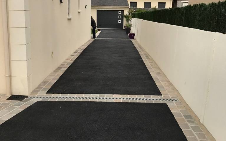 Une allée carrossable en Stardraine®, l’enrobé drainant nouvelle génération à Aix-en-Provence