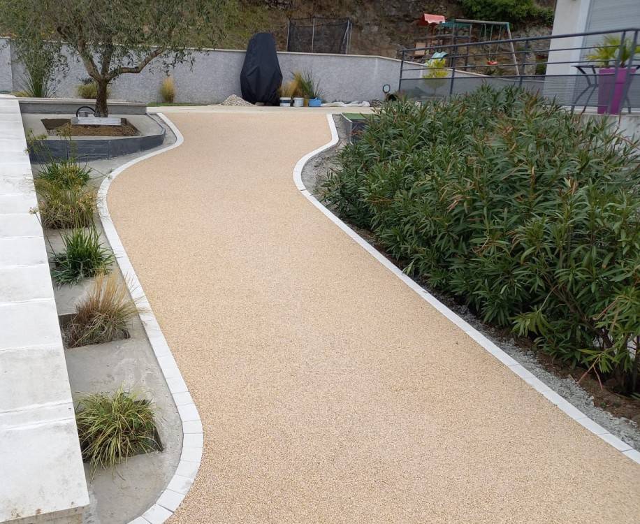 Allée piétonne en résine Hydrostar® pour un confort de marche optimal à Aix-en-Provence