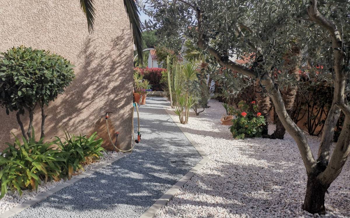 Cour piétonne en Alvéostar® pour créer un espace de vie naturel et convivial dans votre jardin à Aix-en-Provence