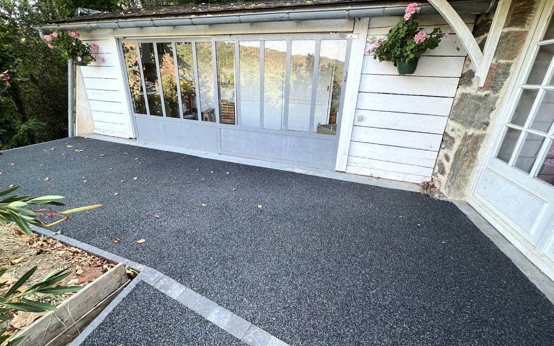 Structurer le jardin avec une allée piétonne en Mineralstar®, résine naturelle et drainante à Aix-en-Provence