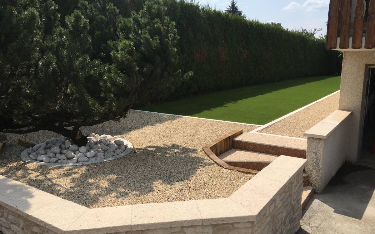 Réalisation d’un espace détente minéral en gravier blanc stabilisé pour créer une zone zen et lumineuse à Aix-en-Provence