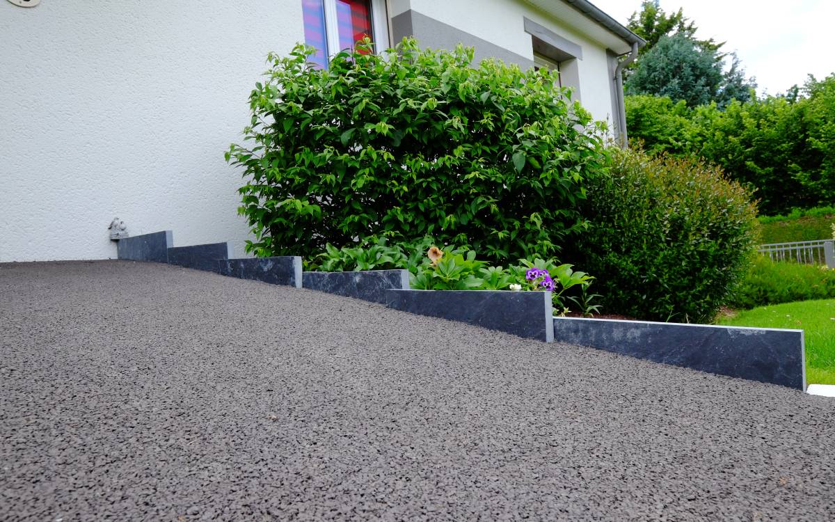 Aménagez une allée piétonne confortable et esthétique grâce à Stardraine®, l’enrobé drainant innovant à Aix-en-Provence