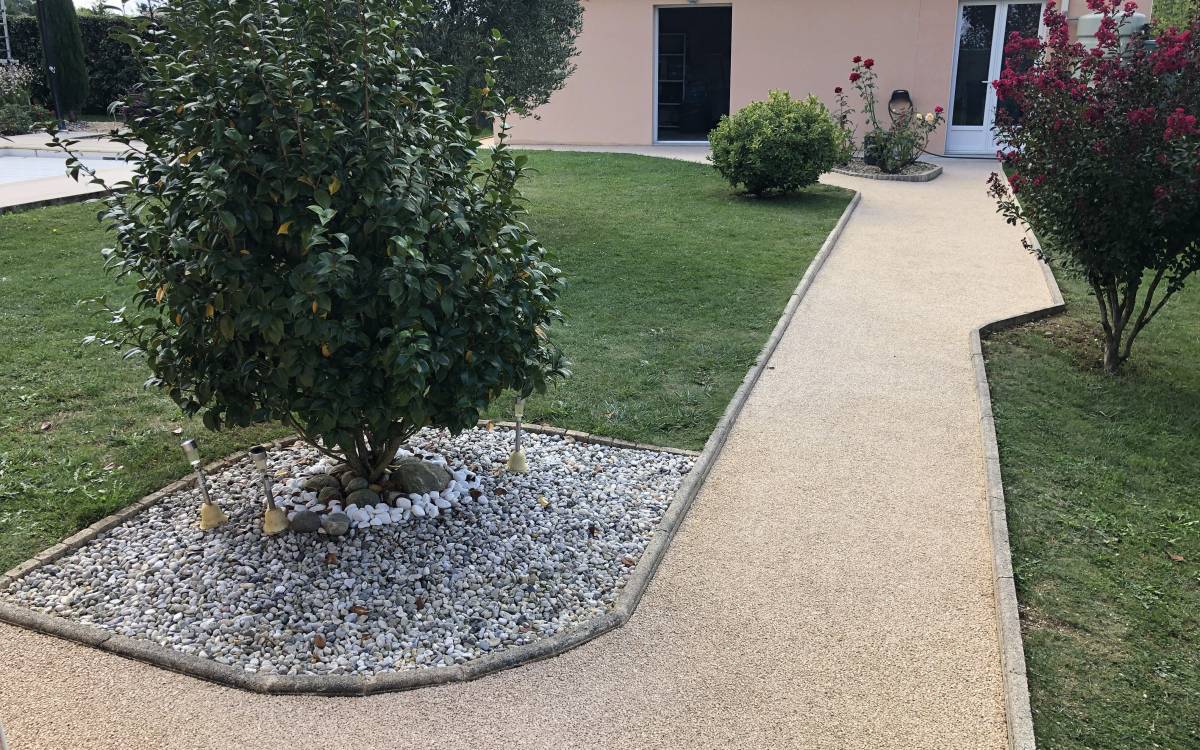 Photo d'allée en resine naturel drainant sur mesure pour jardin, parfait pour une allée pietonne respectueuse de votre exterieur par Daniel Moquet Aix-en-Provence