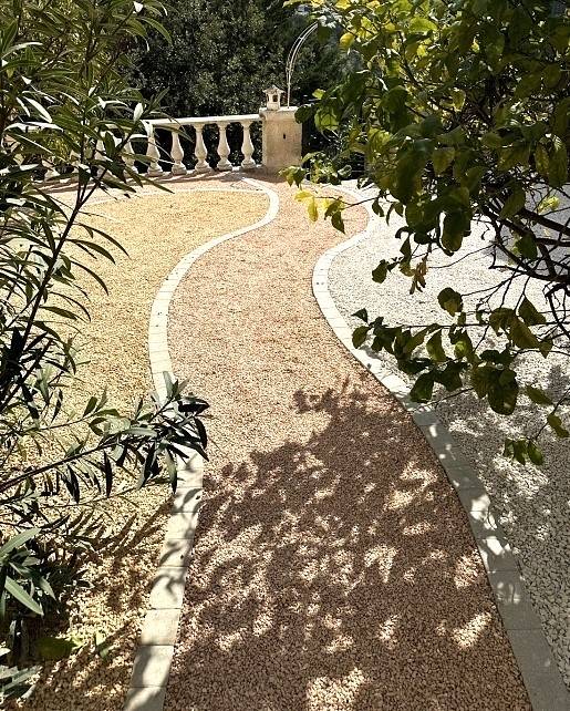 Chemin de jardin en courbe en gravier stabilisé, Alvéostar® et bordures végétales à Aix-en-Provence