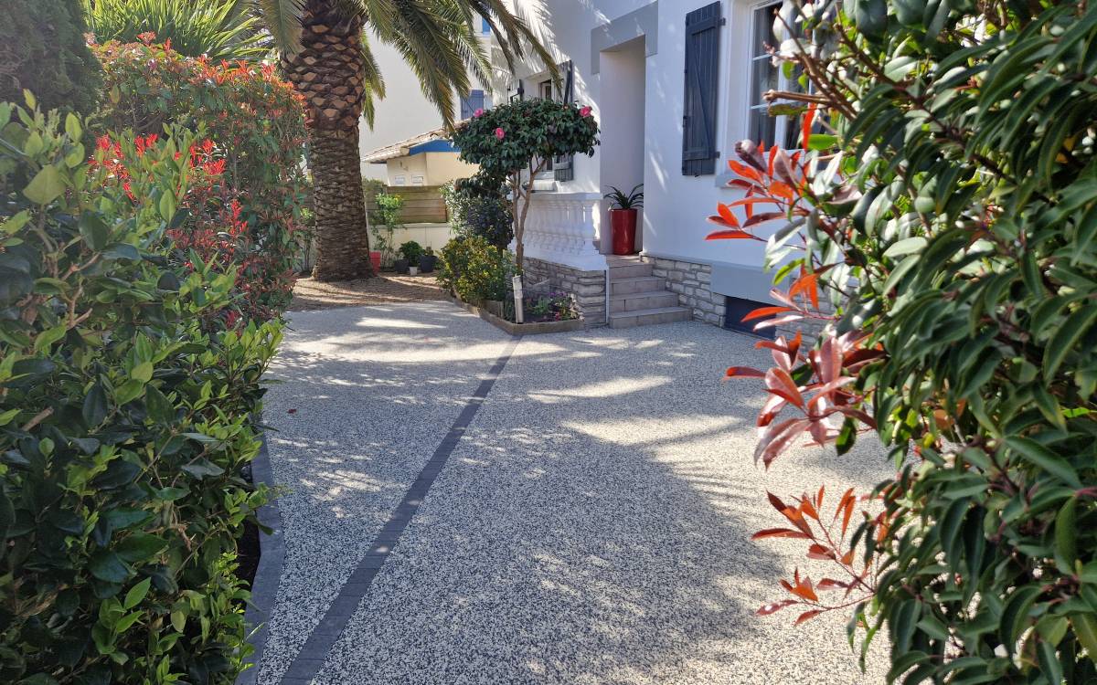 Préparez votre cour pour l’automne avec une résine Hydrostar®, surface drainante, esthétique et durable à Aix-en-Provence