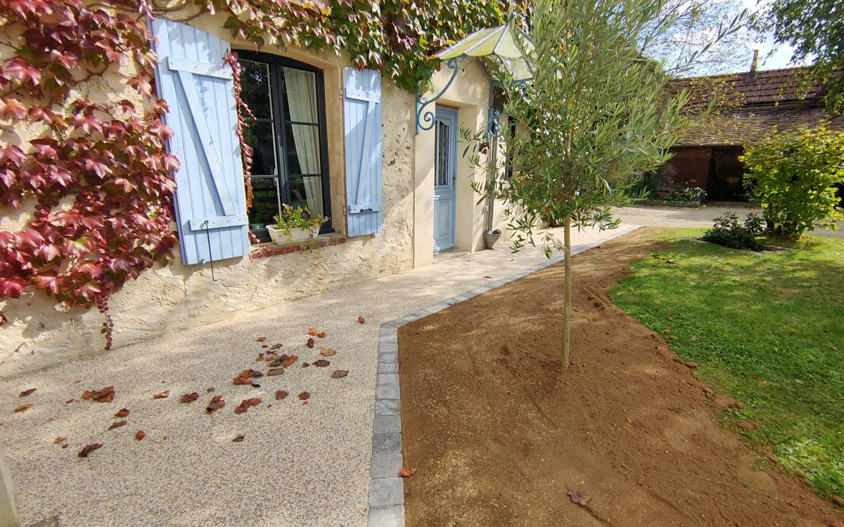 Image réalisation cour en résine naturelle signé Daniel Moquet, Hydrostar beige avec une entrée dans un style provençal à Aix-en-Provence 