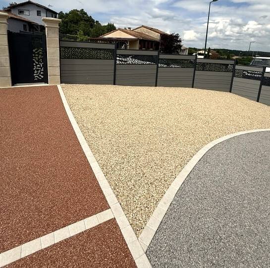 Aménagement d'une cour en Mineralstar® avec 3 couleurs orange, beige et gris avec un contour en Pavé LaCouture® par Daniel Moquet Aix-en-Provence