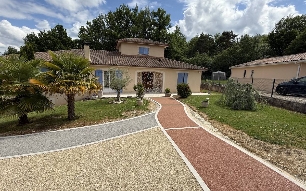 Cour bicolore personnalisée avec plusieurs matériaux pour un aménagement extérieur moderne, esthétique et durable à Aix-en-Provence