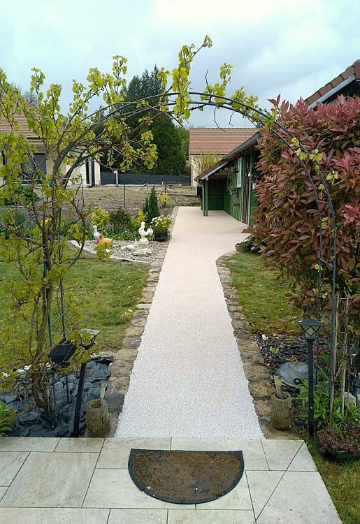 Aménagement extérieur d'une entrée avec allée piétonne en résine naturelle, Mineralstar®