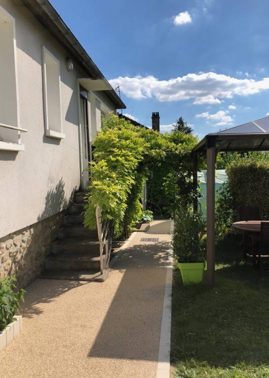 Valorisez votre extérieur avec une allée piétonne en Mineralstar®, résine naturelle drainante posée autour d’une maison moderne à Aix-en-Provence