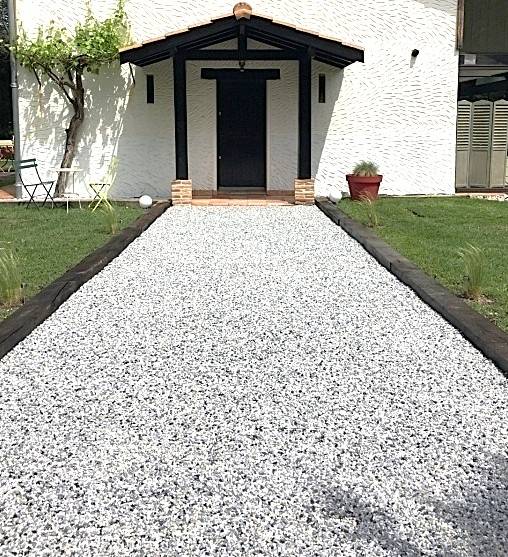 Création d’une entrée structurée avec pavés et gravier pour une maison contemporaine à Aix-en-Provence