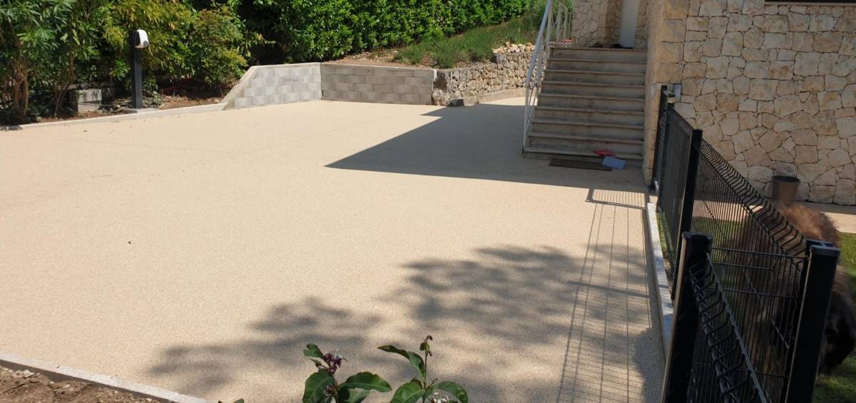 Réduisez l’entretien de votre cour avec la résine Hydrostar®, un revêtement drainant pratique et esthétique à Aix-en-Provence