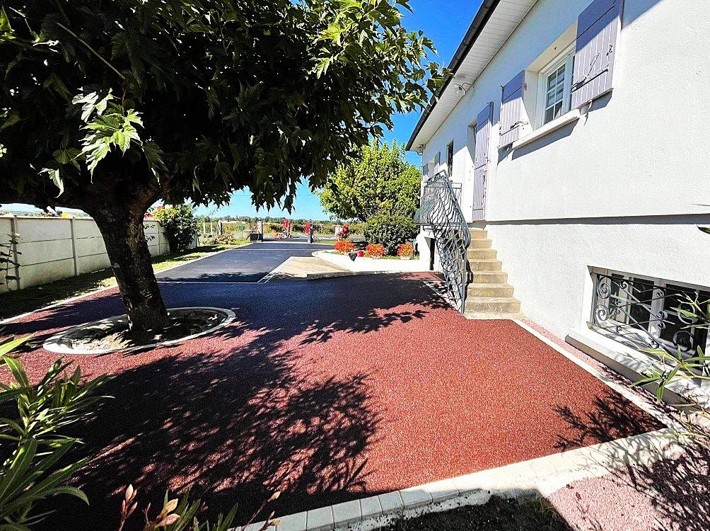 Cour en bitume drainant Stardraine®, un sol perméable et esthétique adapté aux grandes surfaces à Aix-en-Provence.