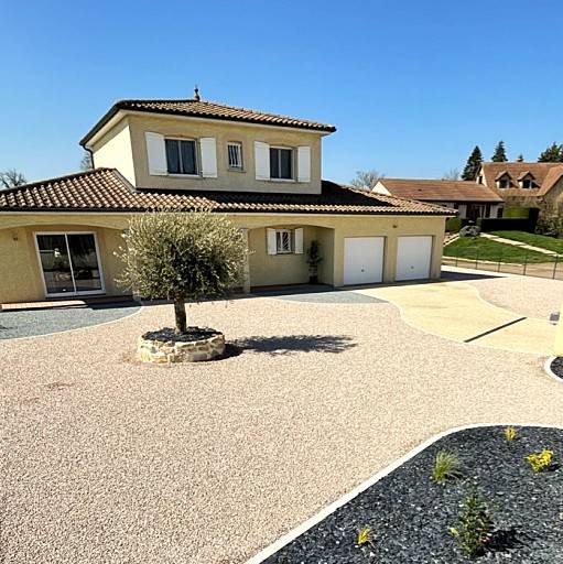 Aménagement d'une cour carrossable en béton désactiver par Daniel Moquet Aix-en-Provence