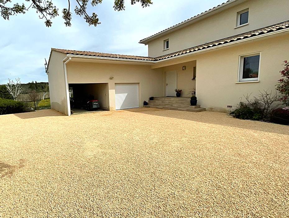 Aménager une cour esthétique et vivante grâce au Gravistar, un revêtement décoratif durable à Aix-en-Provence