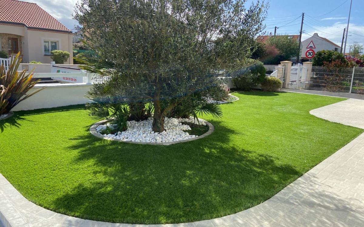 Allées piétonnes effet naturel grâce au gazon synthétique et à l’Alvéostar® à Aix-en-Provence