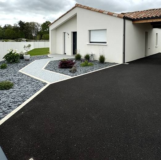Une allée carrossable en bitume drainant Stardraine®, résistante, écologique et adaptée aux fortes pluies à Aix-en-Provence.
