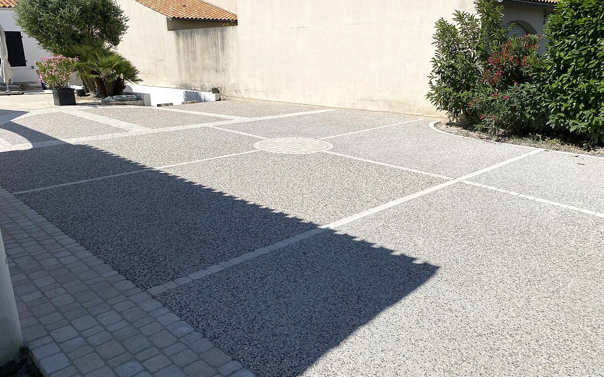 Terrasse en béton désactivé : l’élégance du minéral et la simplicité d’entretien à Aix-en-Provence