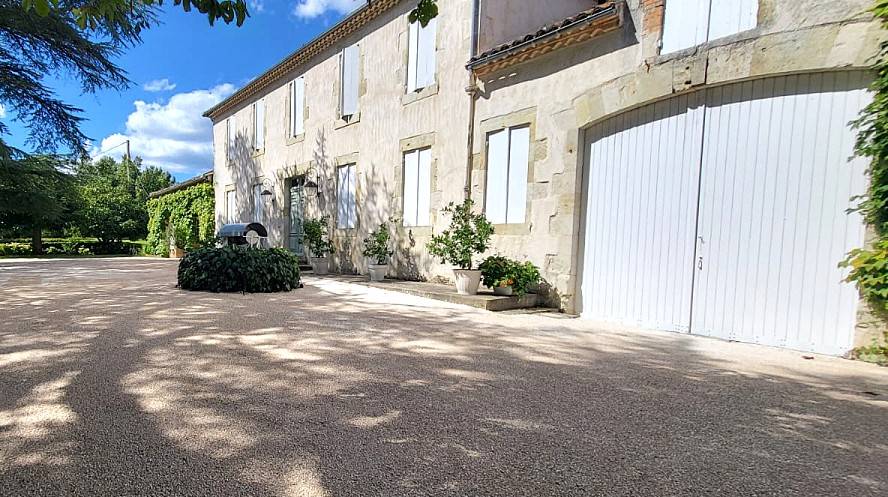 Cour en Gravistar® : un revêtement naturel et résistant pour un extérieur vivant