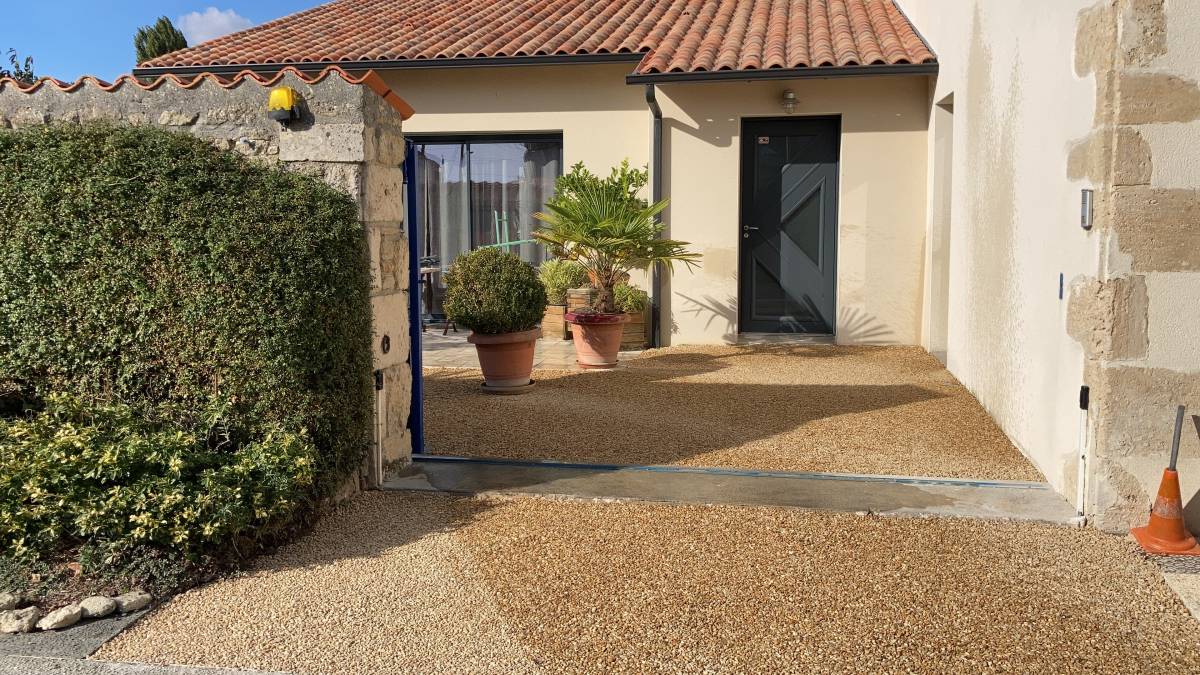 Cour maçonnée à Éguilles 13510, Bouches-du-Rhône : préparation du sol et finitions pavées – 2026