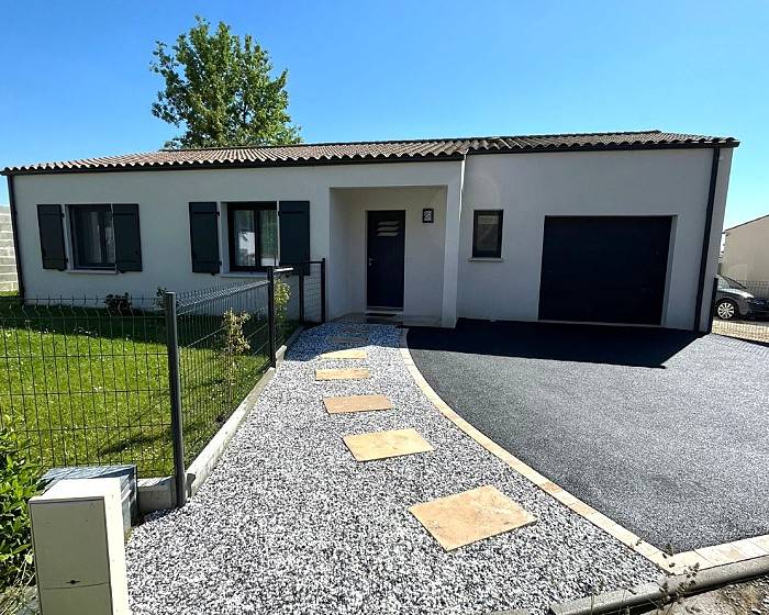 Cour maçonnée à Venelles 13770, Bouches-du-Rhône : préparation du sol et finitions pavées – 2026