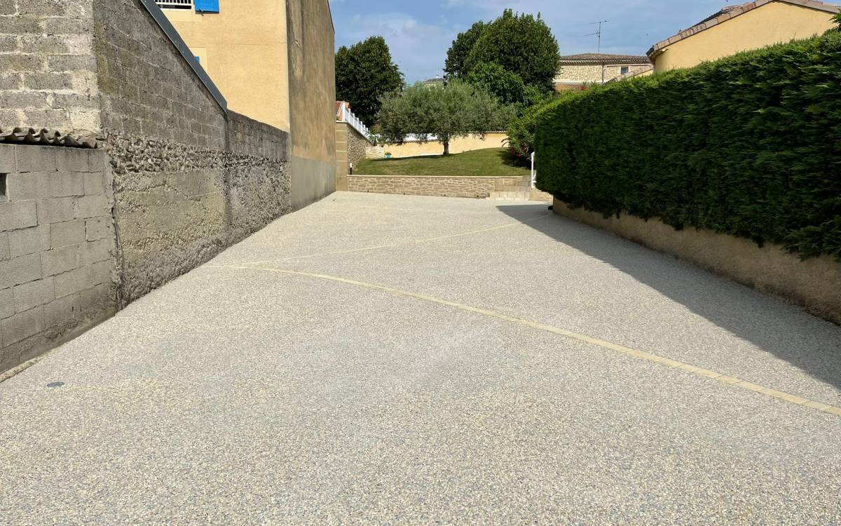 Allée carrossable en béton désactivé à Aix-en-Provence
