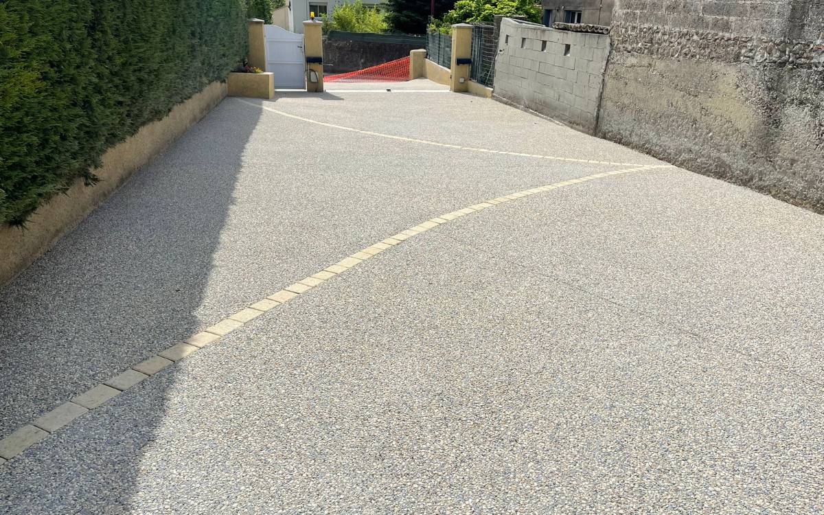 Béton désactivé : l’allée carrossable esthétique et résistante idéale pour votre extérieur à Aix-en-Provence